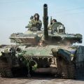 やっぱり使ってた！ ウクライナ軍「元ロシア戦車」大量投入か 改修お手のものなワケ