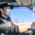 「マスク外せない」職業ドライバー襲う熱中症リスク 猛暑でも外すことを許さない“圧力”
