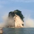 石川地震　能登のシンボル「軍艦島」も土砂崩れ、砂煙上げ揺らぐ
