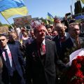 ロシア大使、赤い液体浴びる　ポーランドで戦没者追悼中