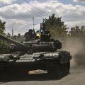 ウクライナ軍、戦車など兵器の半分失う　損害公表し支援訴え