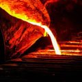 キャタピラー社の鋳物工場で溶鉱炉に作業員が落下して即死