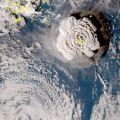 トンガで海底火山大規模噴火、津波　気象庁「日本への影響ない」
