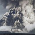 トンガ沖の海底火山、再び大規模噴火か　詳細は不明