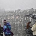 京都・嵐山に吹雪舞う　渡月橋行き交う人々もしっかり防寒