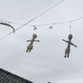 「初めて見たらぎょっとしますよね」住宅街を歩くと頭上に藁人形が何体も……　木更津に残る奇妙な“風習”を追う