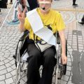 骨盤骨折の今井絵理子議員を激写　新宿で街頭演説「大丈夫じゃないけど大丈夫」車椅子で