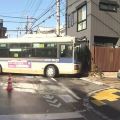 路線バスが住宅に突っ込む　雪で路面凍結スリップか　東京･国分寺市