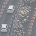 阪神高速で「おしりふき」が散乱　段ボール700箱あまりがトラックから落下　約100メートルにわたり