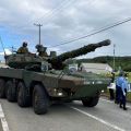 自衛隊の26トン“戦車”、生活道路を走る　105ミリ砲付きで物々しく　日米演習中の沖縄・与那国島
