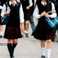 胸元を開けさせ下着の色をチェック…｢服装検査｣というブラック校則がまかり通る日本の学校の異常さ 日本の学校には｢人権｣も｢権利｣も存在しない