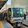 昔の新快速は「新大阪駅」通過！？「スカ色」塗装の電車だったことも…今では考えられないエリート列車の姿