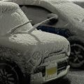 雪ふりつむ駐車場で一目瞭然…雪国出身ドライバーの見分け方が話題「車のワイパーは立てておくのが生活の知恵」