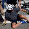 アメリカ バイデン大統領 自転車から降りる際に転倒 けがなし