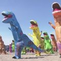 自前の恐竜着ぐるみ持ち込み 130人がビーチを疾走 青森