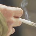 たばこの煙は「不快」8割超 内閣府の世論調査