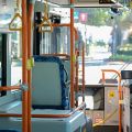 路線バスは「シートベルト着用ナシ」で良いのはなぜ？ 安全性は大丈夫？ 乗用車は「全席義務」だが進まぬ「後席着用」の実態とは
